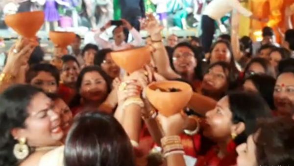 দ্বাদশীতেও উৎসবের মেজাজ, ধুনুচি নাচে পুরুষদের টেক্কা দিলেন মহিলারা