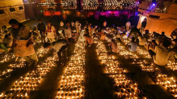 ‘‌দীপোৎসবে’‌ ৫.‌৫১ লক্ষ প্রদীপ জ্বালিয়ে গতবারের রেকর্ড ভাঙবেন যোগী আদিত্যনাথ