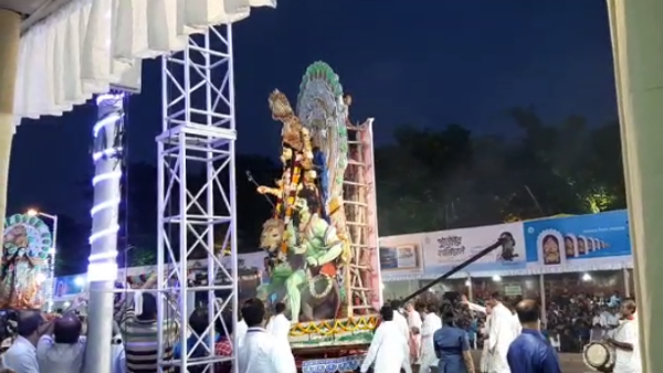 রেড রোডে বাংলার দুর্গা কার্নিভাল, ‘রাঙা মাটির বাংলা’য় বসেছিল চাঁদের হাট