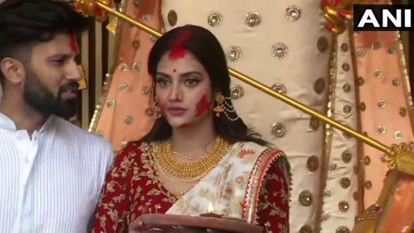 পরণে লালপাড় ঘিয়ে রঙা শাড়ি, সিঁথিতে সিঁদুর! হিন্দু বধূ সাজে সিঁদুর খেললেন নুসরত