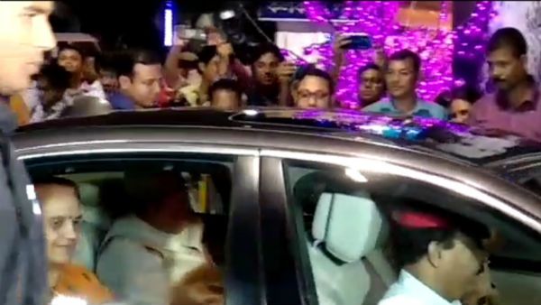 কালীপুজোয় মুখ্যমন্ত্রীর বাড়িতে সস্ত্রীক রাজ্যপাল, দেখুন ভিডিও