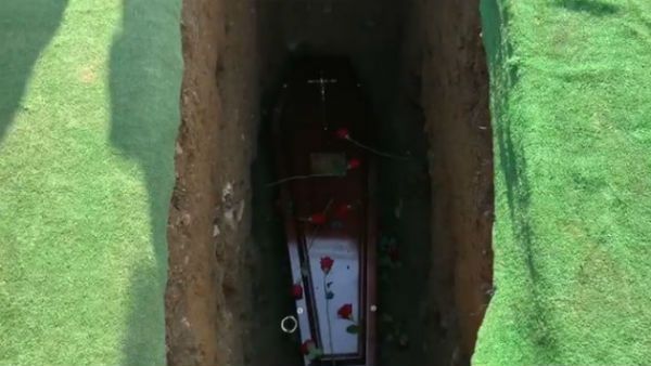 কবর থেকে কথা বলছেন মৃত মানুষটি! জীবনের 'শেষ রসিকতা'র ভিডিও মুহূর্তে ভাইরাল