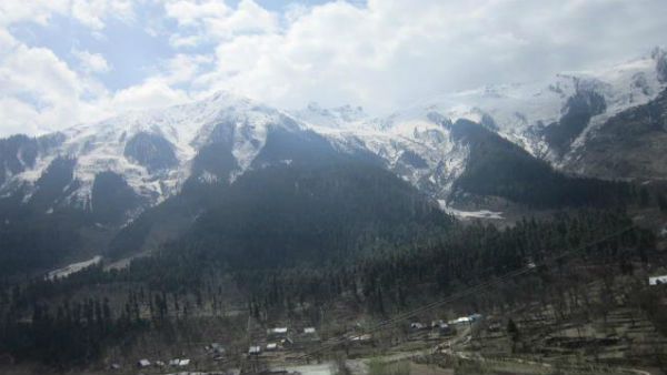 সফেদ পাহাড়ে ঘেরা পহেলগাঁও, যার পরতে পরতে রয়েছে সৌন্দর্য্য