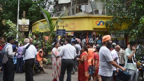 রোলস রয়েস, বিমান সহ ১৮টি সম্পত্তি বিক্রি করে ব্যাঙ্কের ঋণশোধের আবেদন ওয়াধাওয়ানদের