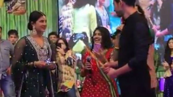 নবরাত্রি ২০১৯: 'দেশী গার্ল' প্রিয়ঙ্কা মাতলেন ডান্ডিয়া-গরবার তালে! ভাইরাল ভিডিও