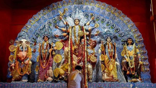 ষষ্ঠী থেকে দশমী, দুর্গা পুজোর বিভিন্ন অনুষ্ঠানের প্রেক্ষাপটে চোখ বুলিয়ে নিন
