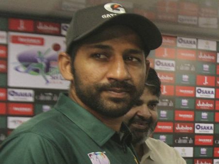অধিনায়ত্ব হারানোর পর পাকিস্তান দল থেকেই বাদ সরফরাজ আহমেদ