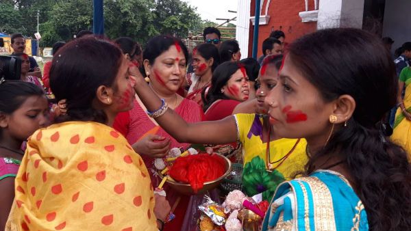 বাতাসে বিষাদের সুর, প্রথা মেনে কোচবিহার রাজবাড়িতে হল সিঁদুর খেলা