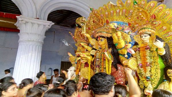 প্রথা মেনে টাকি রাজবাড়ির বিসর্জন প্রস্তুতি শুরু! ইছামতীর উদ্দেশে রওনা দিলেন উমা
