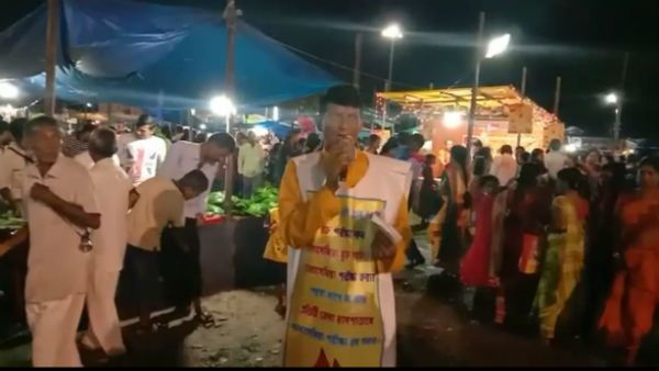 পুজোর আনন্দ ভুলে থ্যালাসেমিয়া নিয়ে অনন্য প্রচার পেশায় হকার শ্যামাপ্রসাদের