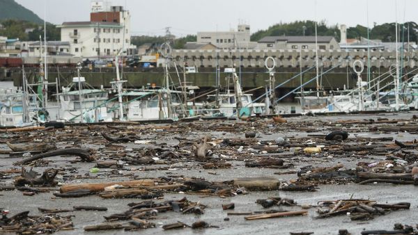 ২০০ কিলোমিটার বেগে আছড়ে পড়ল সামুদ্রিক ঝড়! ‘হাগিবিসে’র তাণ্ডবে লন্ডভন্ড শহর
