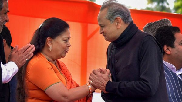 রাজস্থানে কংগ্রেসের গেহলট সরকারের সংকট কি বাড়ছে! জল্পনায় বসুন্ধরা-রাজনাথ বৈঠক