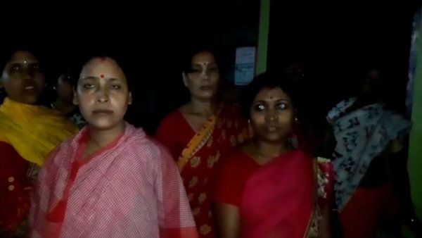 স্থানীয় বাজারে মদ বিক্রিতে অতিষ্ঠ হয়ে প্রতিবাদে নামলেন ঘরের মহিলারা