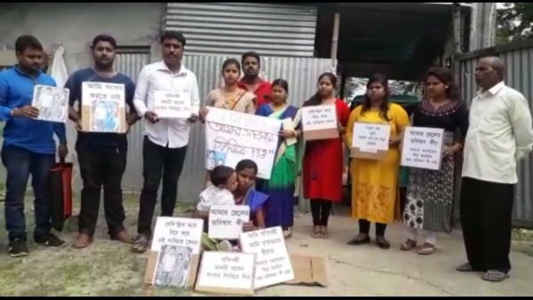 স্বামীর বাড়িতে ছেলে কোলে স্ত্রী'র ধরনা, অধিকারের দাবিতে পাশে স্বেচ্ছাসেবী সংস্থাও