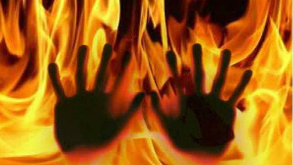 বাইরে থেকে ঘরে আগুন! গোটা পরিবারের অগ্নিদগ্ধ হওয়া নিয়ে চাঞ্চল্য উত্তর দিনাজপুরে