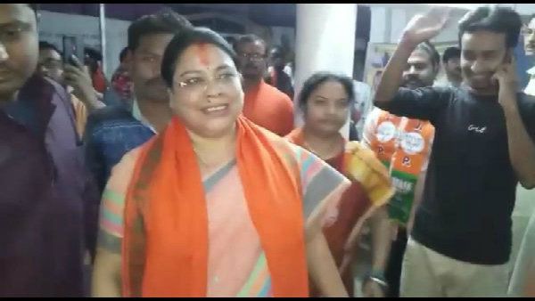 বাবুল সুপ্রিয়-র পর এবার দেবশ্রী চৌধুরী! গোসাবায় কেন্দ্রীয় মন্ত্রীকে কালো পতাকা