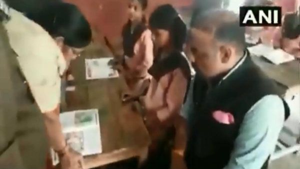 ইংরেজি শিক্ষিকা অথচ একলাইন ইংরেজি পড়তে পারেন না, ঘটনা উত্তরপ্রদেশের