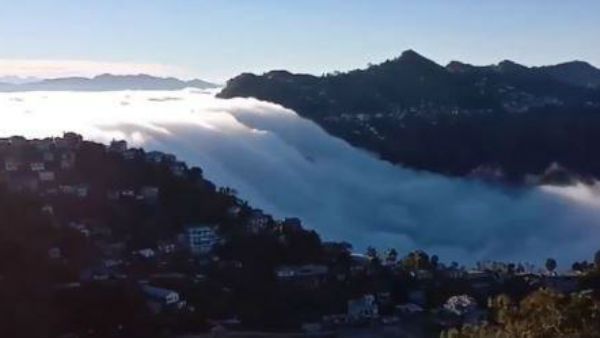 জলপ্রপাত নয়, পাহাড়ের কোল বেয়ে নেমে আসছে মেঘ, দেখুন ভাইরাল ভিডিও