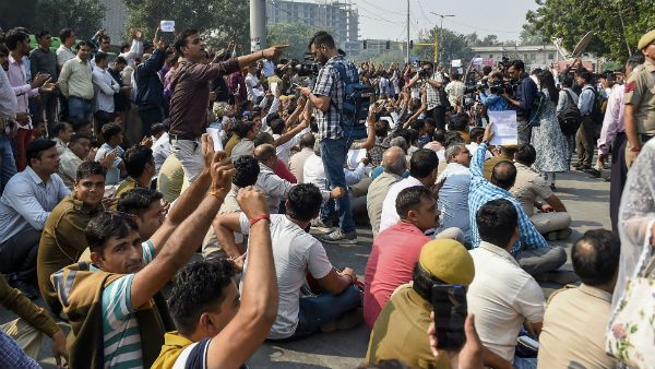 দিল্লিতে আইনজীবীদের অনির্দিষ্টকালের কর্মবিরতির ঘোষণা