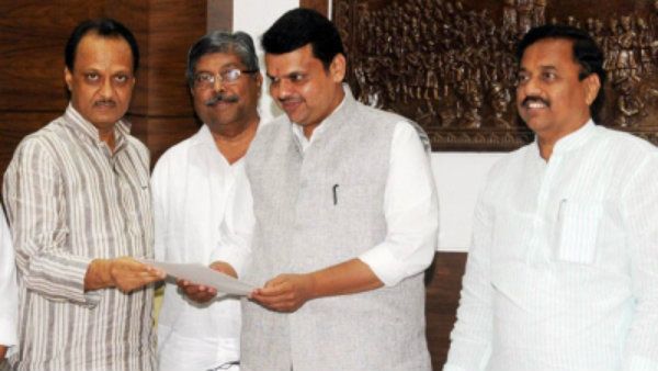 সুপ্রিম শুনানির আগে কী করছেন মুখ্যমন্ত্রী ফড়নবিশ ও ডেপুটি অজিত?