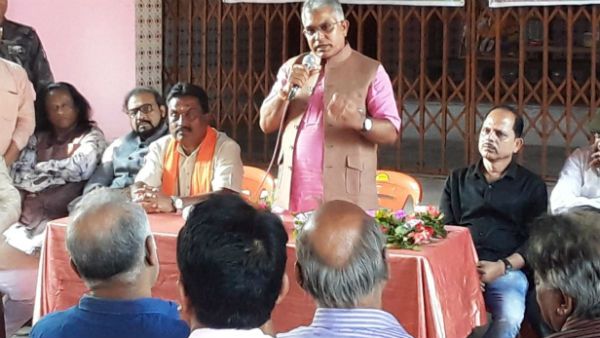 খড়্গপুরে দিলীপ ঘোষকে সামনে পেয়ে ক্ষোভ উগরে দিলেন স্থানীয়রা