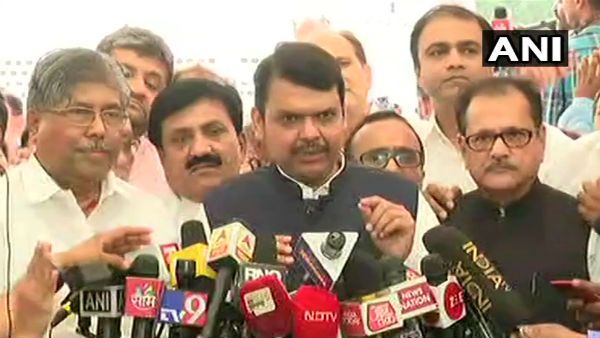 'মহারাষ্ট্রের আস্থাভোট অধিবেশন অসাংবিধানিক', রাজ্যপালের দ্বারস্থ দেবেন্দ্র ফড়নবীশ