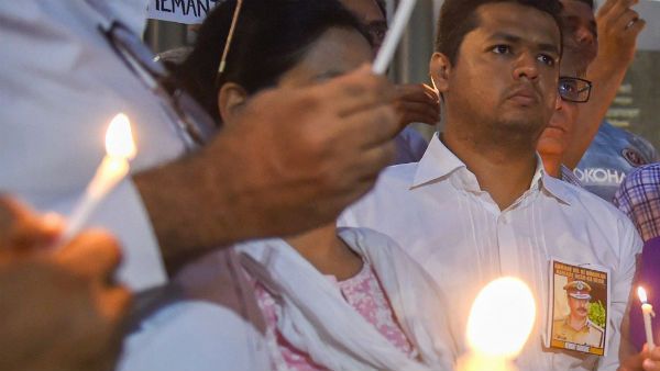 ২৬/‌‌১১–এর শহিদ হেমন্ত কারকারের মেয়ে বাবার আত্মজীবনী প্রকাশ করে শ্রদ্ধা জানালেন