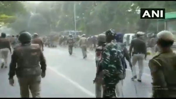 ছাত্র বিক্ষোভে উত্তাল জেএনইউ, ব্যারিকেড ভেঙে পুলিসের সঙ্গে ধস্তাধস্তি