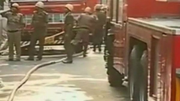 গভীর রাতে পার্ক স্ট্রিটের বস্ত্র বিপণিতে বিধ্বংসী আগুন! ঘটনাস্থলে দমকলের ৭ টি ইঞ্জিন