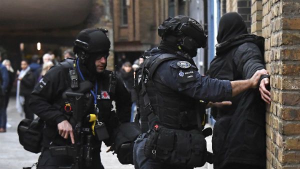 লন্ডন ব্রিজের উপর ছুরি নিয়ে তাণ্ডব হামলাকারীর, শেষে ফিল্মি কায়দায় গুলি চালিয়ে হত্যা