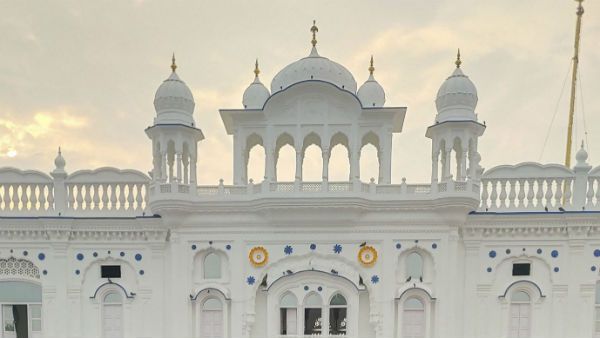 কারতারপুর সাহিবের সামনে হেড স্কার্ফ ছাড়াই মডেলিং! পাক- রাষ্ট্রদূতকে সমন ভারতের