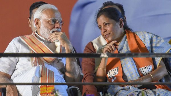 'স্থিতিশীল' থেকে নেমে 'নেতিবাচক', লাল সংকেত ভারতের অর্থনীতিতে?