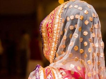 ৩০ বছর ধরে মৃত্যু এড়াতে শাড়ি-চুড়ি পরে ঘুরেছেন এই ব্যক্তি! নেপথ্যে 'রহস্যময়' বাঙালি মহিলার কাহিনি