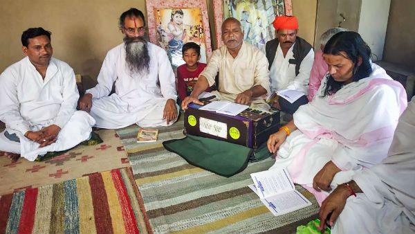 মুসলিম অধ্যাপকের সংস্কৃত পড়ানো নিয়ে বিতর্ক!মন্দির পৌঁছে প্রফেসরের বাবা এরপর যা করলেন