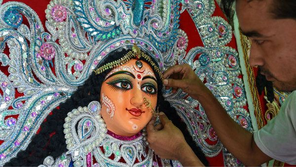 জগদ্ধাত্রীর পুজোর আগে শেষ মুহূর্তের প্রস্তুতি কুমোরপাড়ায়