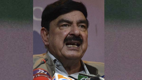 ব্রেকফার্স্ট ফেটে যাওয়ার জন্যই ট্রেন দুর্ঘটনা, ফের লোক হাসিয়ে নিজের দেশেই ট্রোলড পাক রেলমন্ত্রী