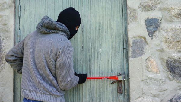 ‘মানবিক’ ডাকাত দল, ছিনতাইয়ের পর অশীতিপর বৃদ্ধকে ২০০০টাকা ও সিম কার্ড ফেরত