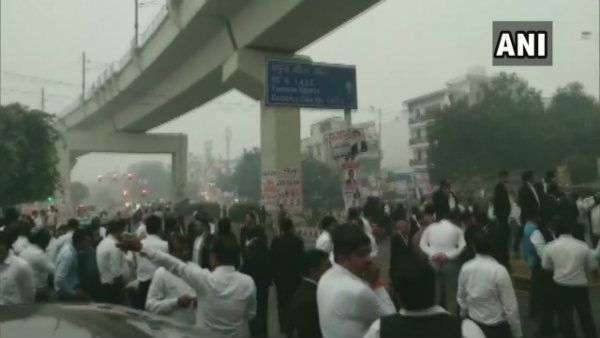 পুলিশ–আইনজীবী সংঘর্ষে উত্তপ্ত হয়ে উঠল দিল্লির তিস হাজারি আদালত চত্ত্বর