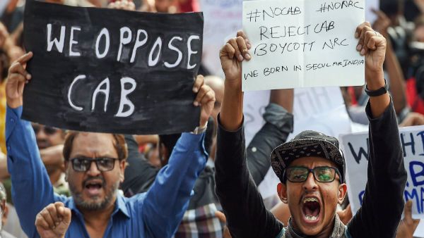 আরজেডির ডাকে বিহার বনধ, মোষের গায়ে সিএএ বিরোধী পোস্টার লাগিয়ে অভিনব বিক্ষোভ