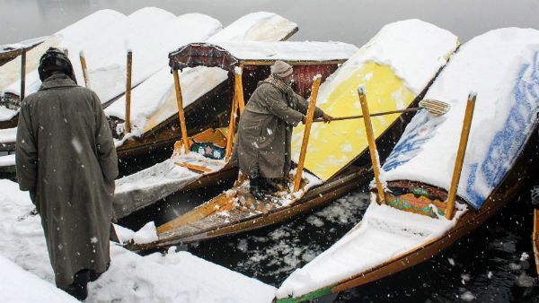 মাইনাস ২৬ ডিগ্রি সেলসিয়াস তাপমাত্রায় জলের পাইপে শুধুই বরফ! কোথায় ঘটছে এমন