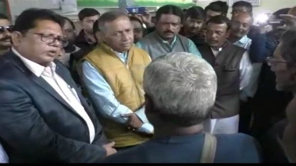 মুখ্যমন্ত্রীর নির্দেশ! স্টেশনে আটকে পড়া যাত্রীদের দেখতে গেলেন গৌতম দেব