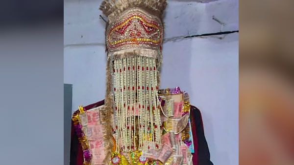 মাঝপথে বরযাত্রীদের দাঁড় করিয়ে বর যোগ দিলেন অনশন মঞ্চে