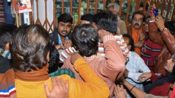 বইমেলার অশান্তি গড়াল থানায়, মহিলা পুলিশকর্মী প্রহৃত বিক্ষোভকারীদের হাতে