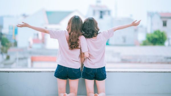 মহিলা সমকামী দম্পতি, দু’‌জনেই একসঙ্গে সন্তান প্রসব করলেন এই প্রথমবার