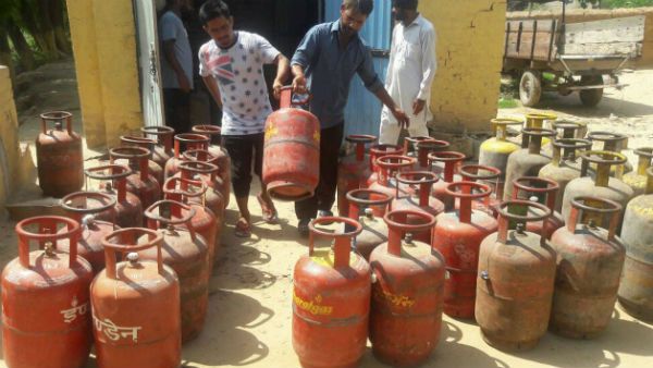 প্রত্যন্ত গ্রামে গ্যাস সিলিন্ডার পৌঁছচ্ছে না , বলছে ক্যাগ রিপোর্ট