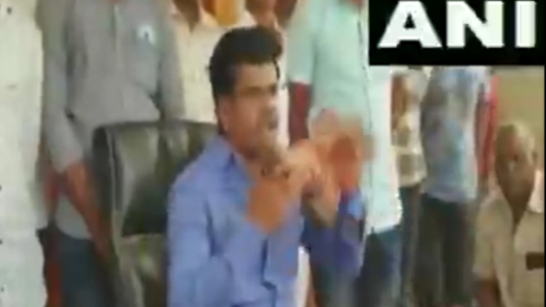 পুলিশের বুটে চুমু সাংসদের! টিডিপি নেতৃত্বকে সবক শেখাতে অভিনব প্রতিবাদ মুহূর্তে ভাইরাল