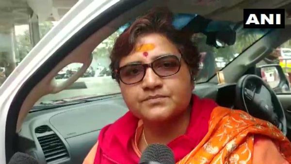 প্রজ্ঞা ঠাকুরের সামনেই ‘টেরোরিস্ট গো ব্যাক’ স্লোগান পড়ুয়াদের