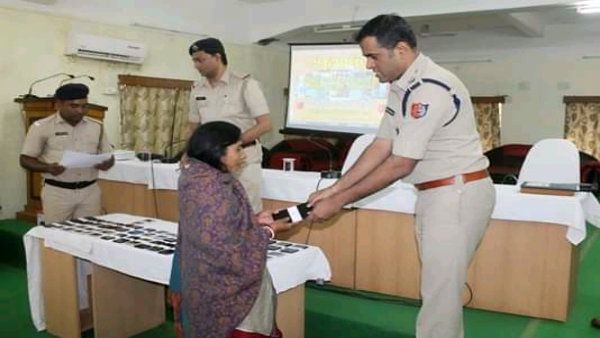 জঙ্গলমহলে একের পর এক ফোন চুরি! ৫২ টি ফোন ফেরাল ঝাড়গ্রাম পুলিশ