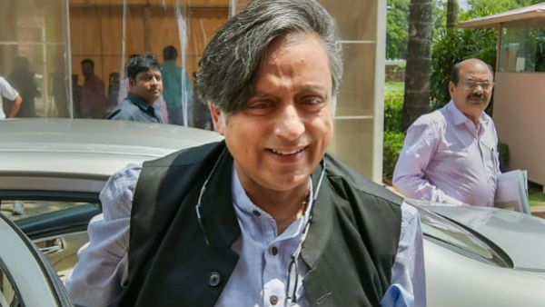 কংগ্রেস সাংসদের নামে গ্রেফতারি পরোয়ানা জারি, বই লিখে বিপাকে ‘বেস্ট সেলার’ শশী