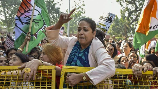 ‌অমিত শাহের বাড়ির সামনে প্রতিবাদ করতে গিয়ে আটক প্রণব মুখোপাধ্যায়ের মেয়ে